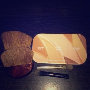 Mini brush bundle + MILK MAKEUP foundation sample